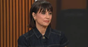Constance Zimmer sobre la interpretación de personajes poderosos y el futuro de "El abogado de Lincoln"