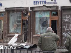 Explosiones matan a un policía y hirieron a 25 en el oeste de Ucrania