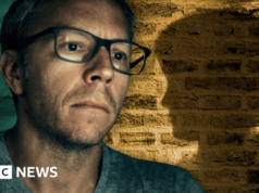 Cómo un agente de la internet oscura descubrió una pista en la pared del dormitorio para rescatar a una niña de años de daño