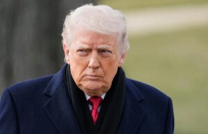 Trump cube que Irán “está hablando seriamente con nosotros” mientras barcos militares se dirigen a Medio Oriente