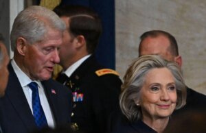 Los Clinton testificarán en la investigación de Epstein tras amenaza de desacato, cube panel de la Cámara de Representantes