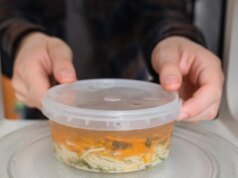 ¿Debería mantener todo el plástico fuera del microondas? Esto es lo que me dijeron los expertos