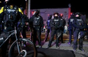 El alcalde de Portland exige que ICE abandone la ciudad después de que agentes federales gasearan a manifestantes