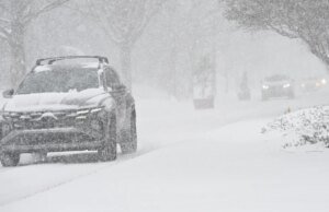 Un ciclón bomba que causa condiciones similares a una tormenta de nieve golpea la costa este
