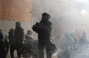 ICE no puede realizar arrestos sin orden judicial en Oregón a menos que exista riesgo de fuga, dictamina un juez