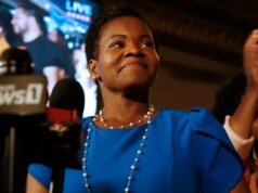 El retador de las primarias de Hochul elige como compañero de fórmula a un socialdemócrata, una vez arrestado por acoso