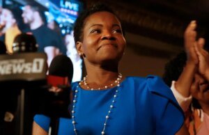 El retador de las primarias de Hochul elige como compañero de fórmula a un socialdemócrata, una vez arrestado por acoso