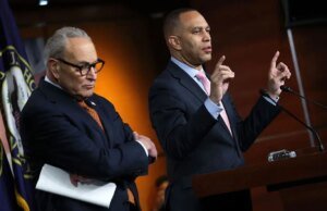 Thune critica a Jeffries y Schumer por “tener miedo de sus sombras” mientras se intensifica la lucha por la financiación del DHS