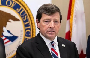 El Departamento de Justicia retira a Ed Martin del Grupo de Trabajo sobre Armamento del gobierno de Trump en medio de una mayor actividad