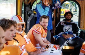 Los jugadores Lightning visten uniformes de los Bucs completamente acolchados y reciben escolta de Baker Mayfield antes de la Stadium Sequence en Tampa