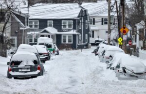Hombre de Massachusetts usa un soplete en el techo para derretir el hielo y prende fuego a su casa