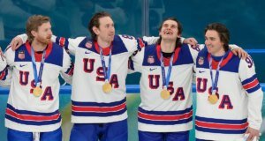 Los expertos liberales llaman ‘idiotas’ a los jugadores de hockey del equipo de EE. UU. y regañan a los medallistas de oro por la llamada de Trump