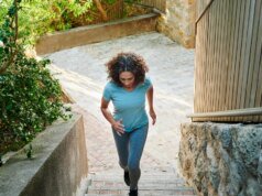 ¿Se queda sin aliento al subir escaleras? Aquí le mostramos cómo hacerlo más fácil para su cuerpo