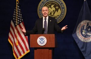 SNL apunta a ICE con una parodia de Tom Homan sobre una reunión con agentes en Minneapolis