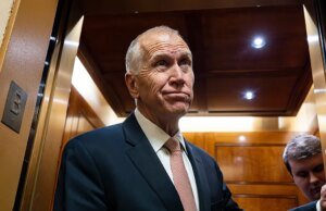 Leavitt acusa al senador Tillis de mantener a la economía estadounidense como ‘rehén’ por la disputa por la nominación de la Reserva Federal