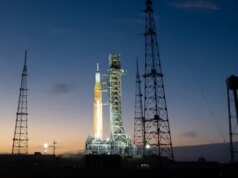 El cohete lunar de la NASA está a punto de abandonar la plataforma de lanzamiento, pero no se dirige al cielo