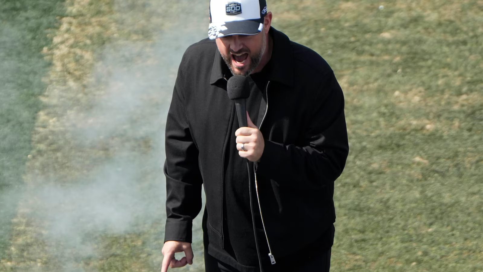 ¿Cuántos pies hay en 500 millas? Nadie lo sabe, al menos Nate Bargatze en las 500 Millas de Daytona