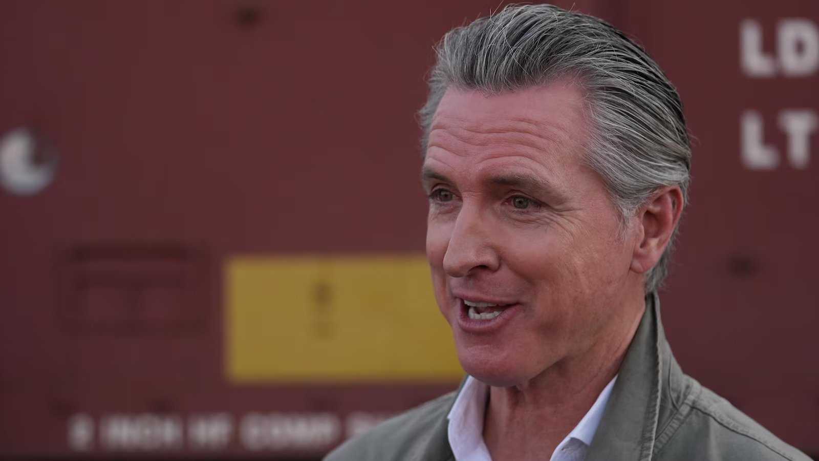 El gobernador Gavin Newsom recibe críticas de los republicanos y legisladores LGBTQ+ durante la gira del libro